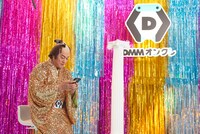 「DMMオンクレ」のテレビCM「毎日がカルナバル」編の撮影メイキングカット。