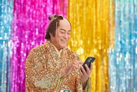 「DMMオンクレ」のテレビCM「毎日がカルナバル」編の撮影メイキングカット。