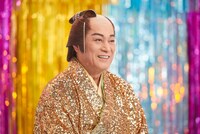 「DMMオンクレ」のテレビCM「毎日がカルナバル」編の撮影メイキングカット。