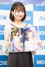 写真集のお気に入りのカットを見せる野中美希（モーニング娘。’23）。