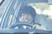 映画「女優は泣かない」場面写真より上川周作。(c)2023「女優は泣かない」製作委員会