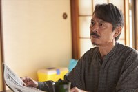 映画「女優は泣かない」場面写真より升毅。(c)2023「女優は泣かない」製作委員会