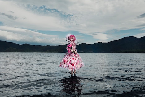 大森靖子の新アーティスト写真。