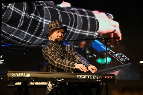 「MONTAGE M7」のつまみを操作する浅倉大介。