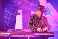 「MONTAGE M7」のつまみを操作する浅倉大介。