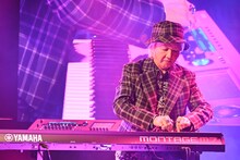 「MONTAGE M7」のつまみを操作する浅倉大介。