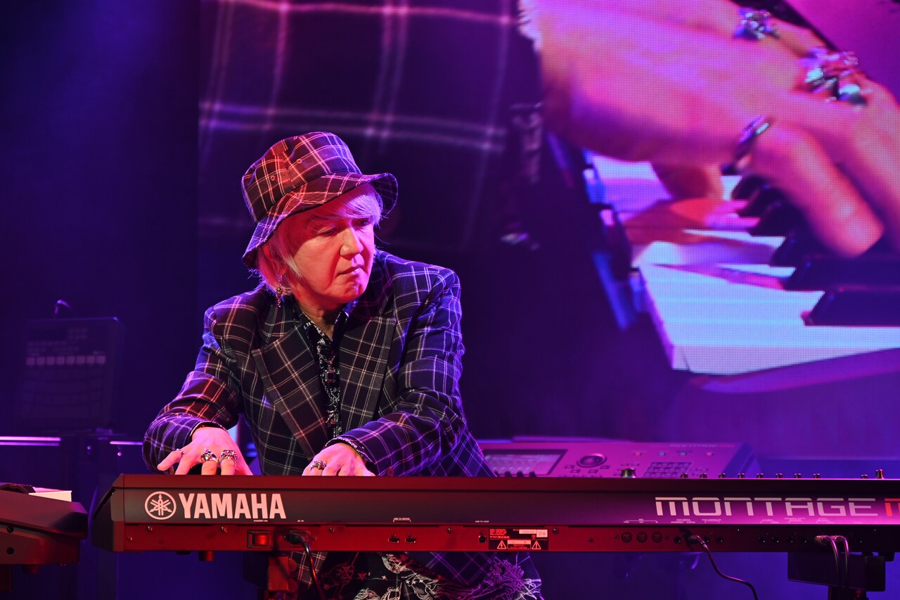 「MONTAGE M7」を弾く浅倉大介。