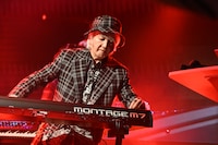 「MONTAGE M7」を弾く浅倉大介。