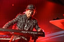 「MONTAGE M7」を弾く浅倉大介。