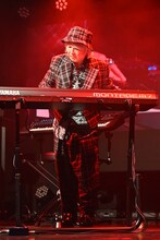 「MONTAGE M7」を弾く浅倉大介。