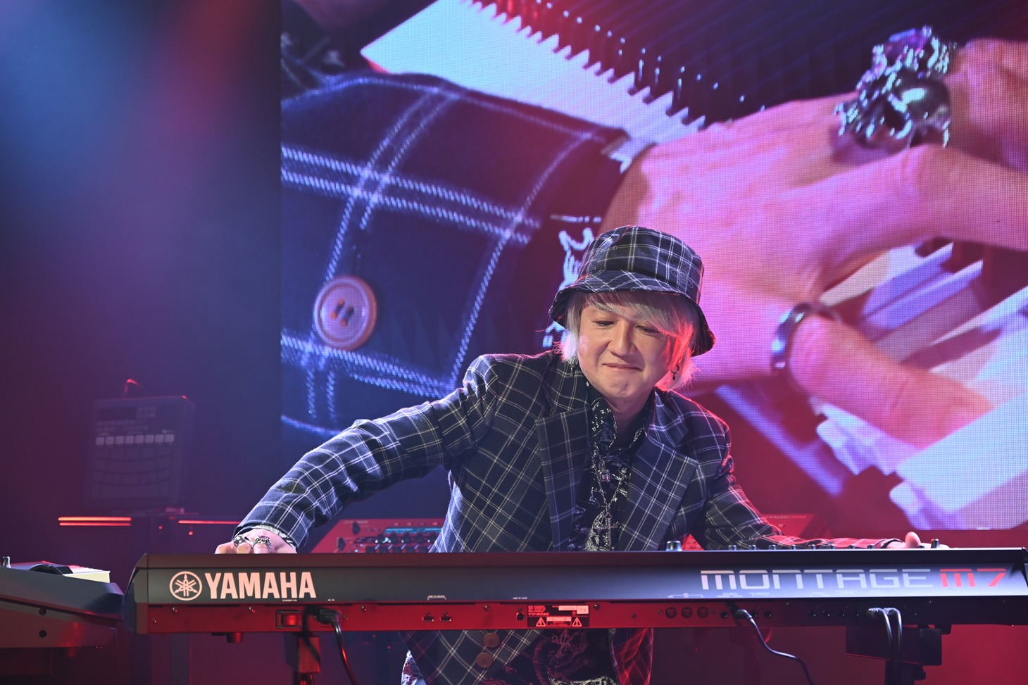 「MONTAGE M7」を弾く浅倉大介。