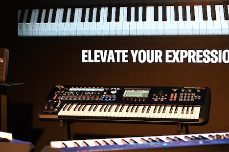 ステージに置かれた「MONTAGE M6」。