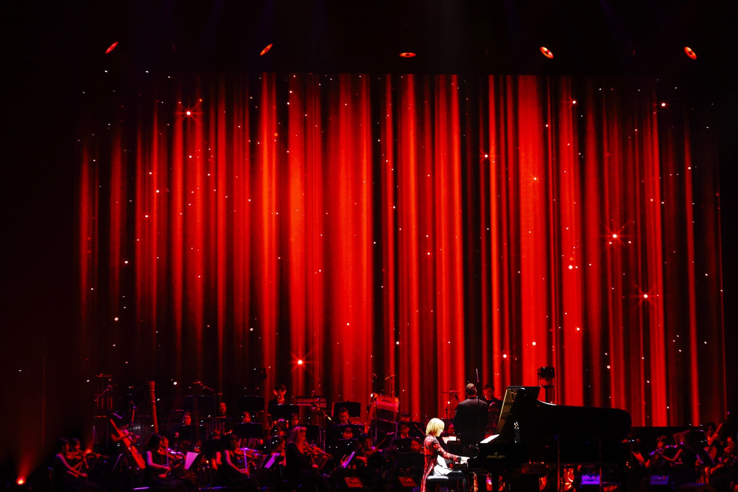 「YOSHIKI CLASSICAL 10th Anniversary World Tour with Orchestra 2023 'REQUIEM'」の様子。