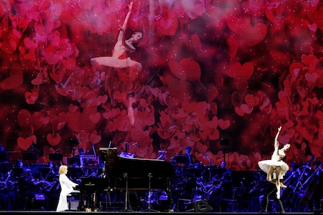 「YOSHIKI CLASSICAL 10th Anniversary World Tour with Orchestra 2023 'REQUIEM'」の様子。
