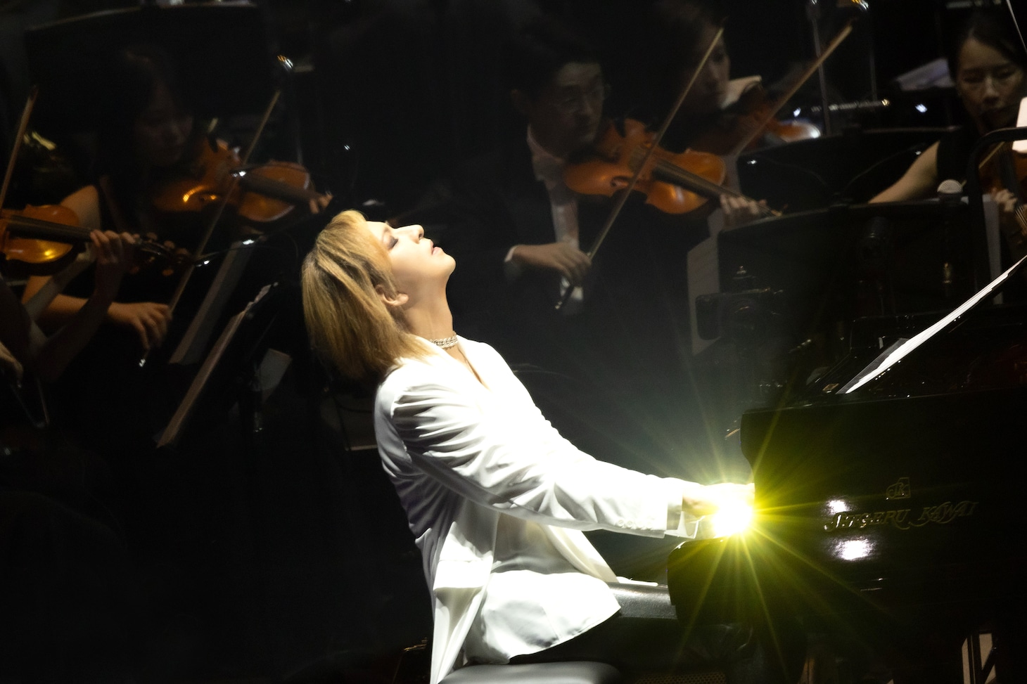 ピアノを弾くYOSHIKI。