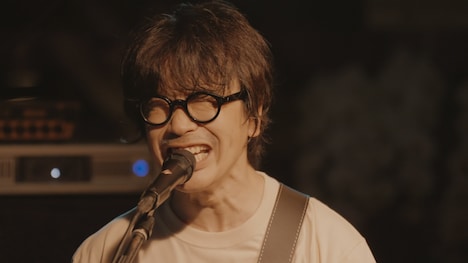 岸田繁（Vo, G）(c)2023「くるりのえいが」Film Partners