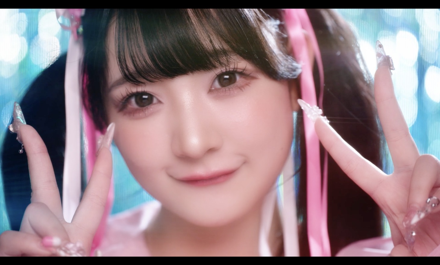 きゅるりんってしてみて「ツインテールは20歳まで♡」のミュージックビデオより。