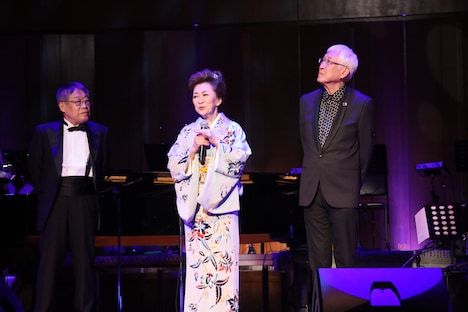 「大月みやこ60周年コンサート～このひと時 今もあなたと～」の様子。（写真提供：KING RECORDS）