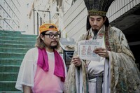 「パリピ孔明」に出演するダイスケはん（左）、向井理（右）。(c)フジテレビ