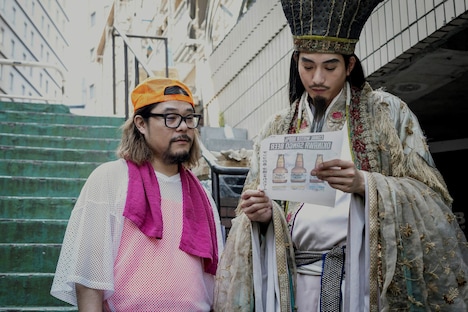 「パリピ孔明」に出演するダイスケはん（左）、向井理（右）。(c)フジテレビ