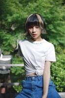 る鹿。「体がしびれる 頭がよろこぶ」Tシャツの着用イメージ。