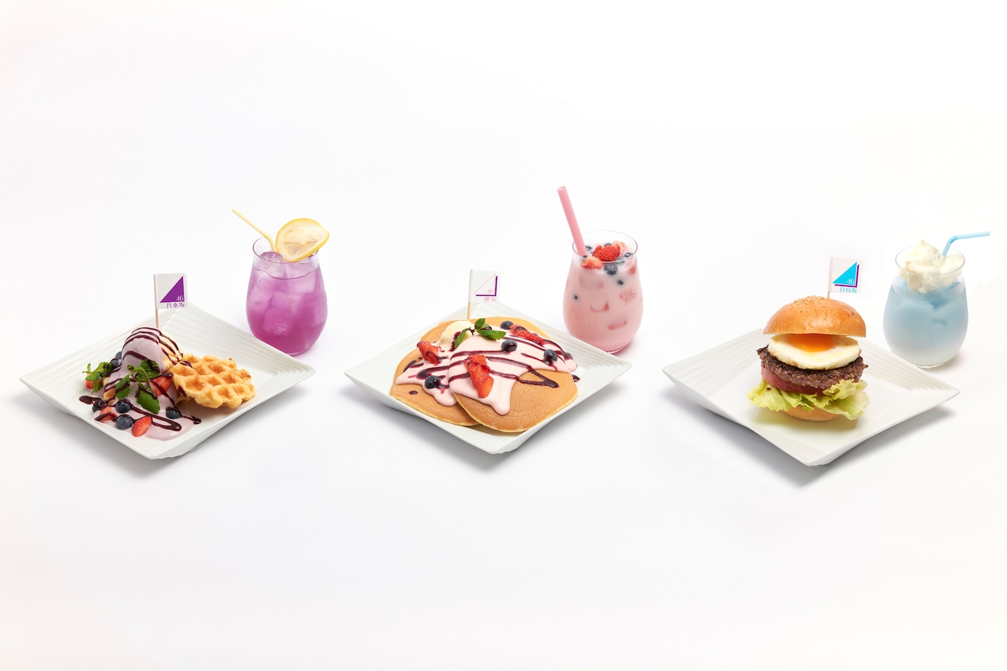 東京・東急歌舞伎町タワー内の肉酒場ガブガブで販売されるコラボレーションフード。左から乃木坂ブルーベリーワッフル＆レモネードのセット、櫻坂ストロベリーパンケーキ＆櫻ミルクのセット、日向坂ハンバーガー＆空色ミルクのセット。