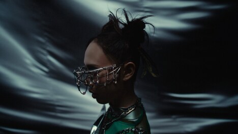 十明「Discord-disco」ミュージックビデオより。