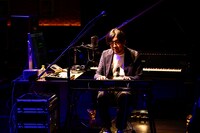 エレピパートを録音する冨田恵一。（撮影：高田真希子）