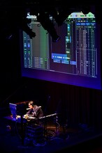 黙々とレコーディング作業を進める冨田恵一。（撮影：高田真希子）