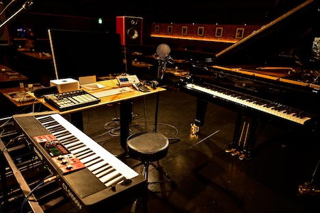 冨田ラボのスタジオを再現したステージ。（撮影：高田真希子）