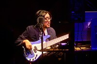 ベースを演奏する冨田恵一。（撮影：高田真希子）