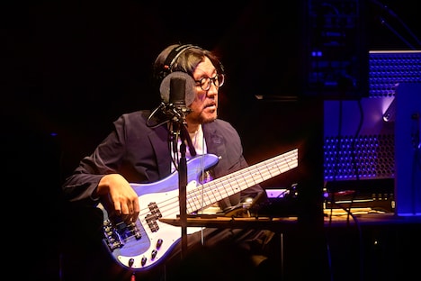 ベースを演奏する冨田恵一。（撮影：高田真希子）