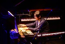 データを細かく調整する冨田恵一。（撮影：高田真希子）