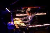 データを細かく調整する冨田恵一。(撮影:高田真希子)