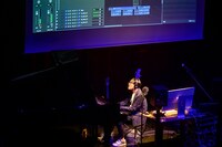 ピアノでコード進行を確認する冨田恵一。（撮影：高田真希子）