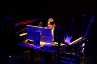 真剣にモニタを見つめる冨田恵一。（撮影：高田真希子）