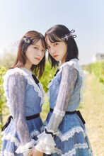 左から佐々木舞香、野口衣織。