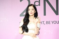 手を振るアイリーン（Red Velvet）