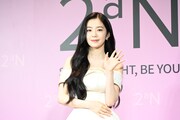 手を振るアイリーン(Red Velvet)