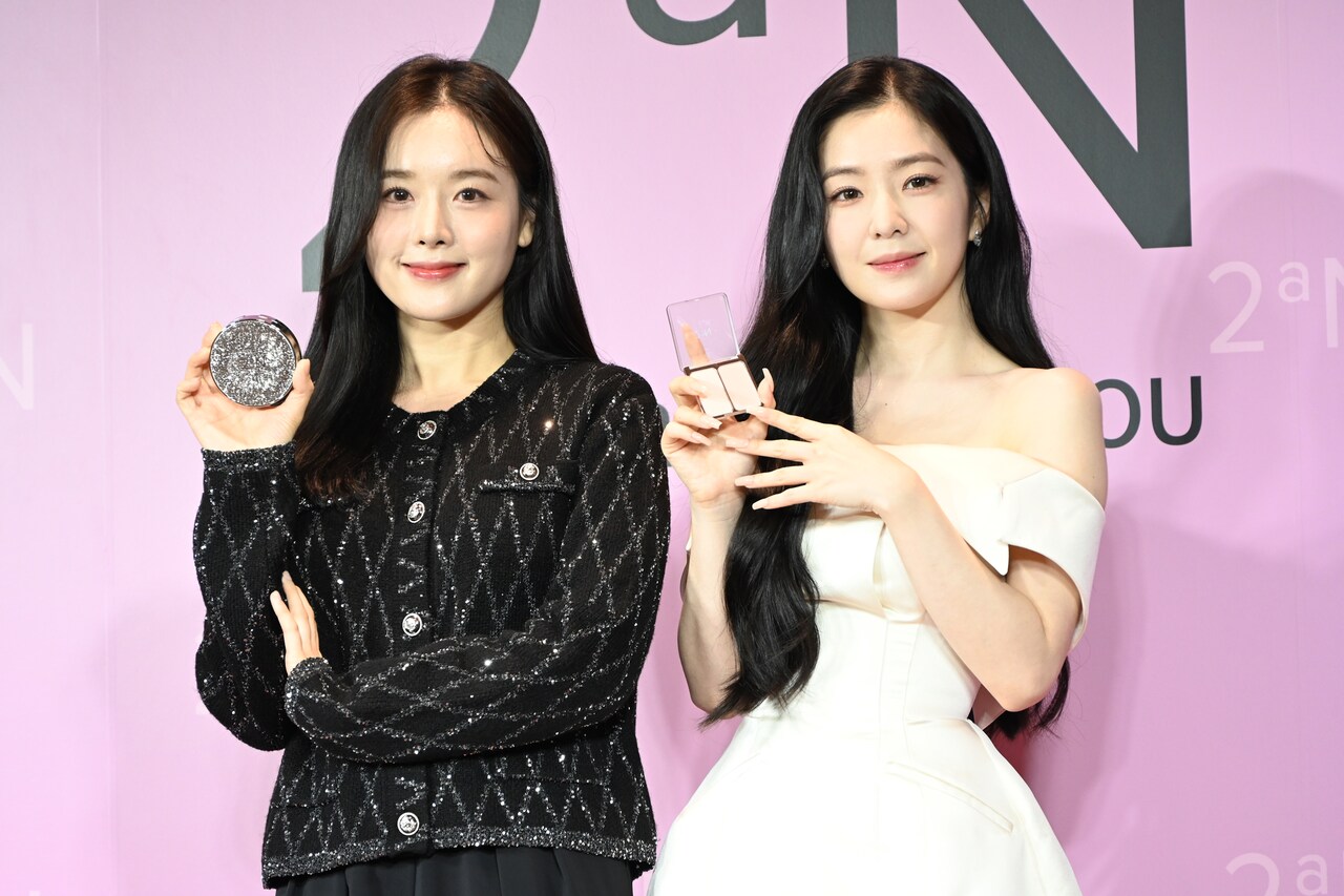2ªNのブランドディレクターであるキム・シンヨンと並ぶ