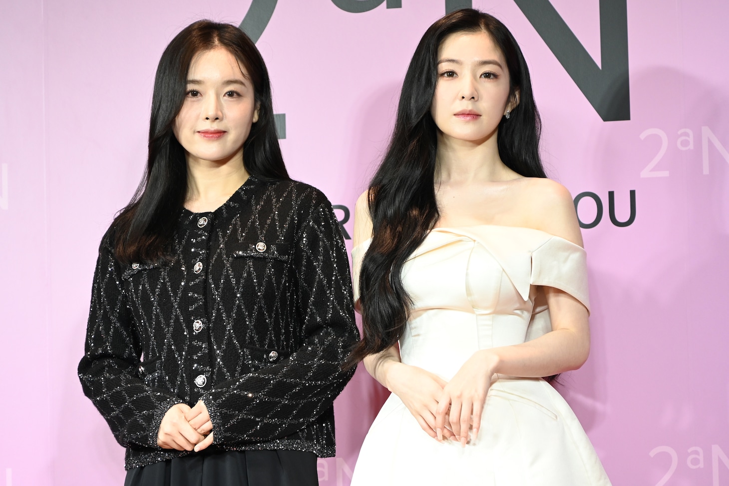 2ªNのブランドディレクターであるキム・シンヨンと並ぶアイリーン（Red Velvet）。