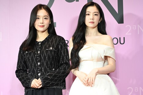 2ªNのブランドディレクターであるキム・シンヨンと並ぶアイリーン(Red Velvet)。