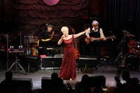 中尾ミエのライブの様子。