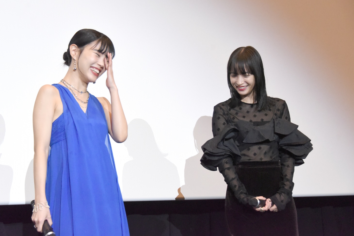 仲睦まじげなアイナ・ジ・エンド（左）と広瀬すず（右）。