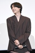笠原秀幸のぎこちない司会ぶりを心配する松村北斗（SixTONES）。