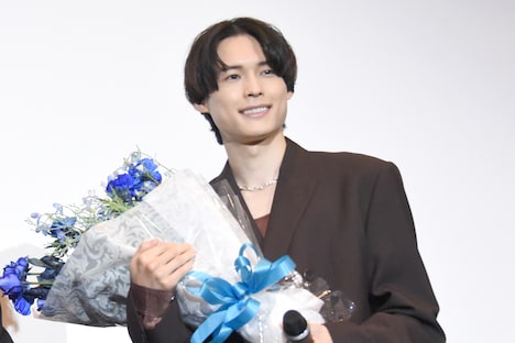 岩井俊二監督から花束を受け取った松村北斗（SixTONES）。