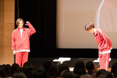 無人島に連れて来られた超特急タカシ（小笠原海）と船津稜雅。