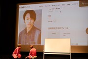 志村玲於のプロフィールをまじまじと見る小笠原海と船津稜雅。