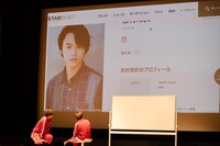 志村玲於のプロフィールをまじまじと見る小笠原海と船津稜雅。