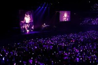 ソロ曲「じゃないほう」を披露する高城れに。